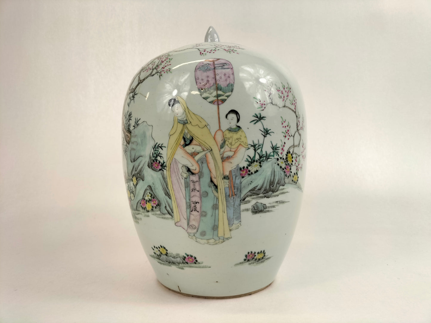 Antique Chinese ginger jar with a garden scene // Republic Period (1912-1949)