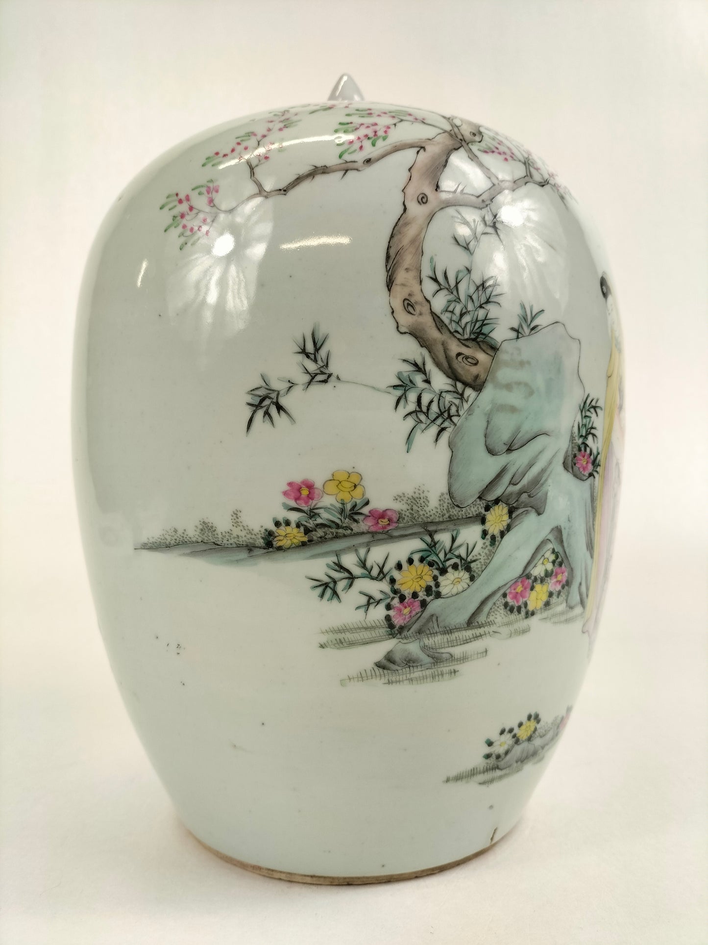 Antique Chinese ginger jar with a garden scene // Republic Period (1912-1949)