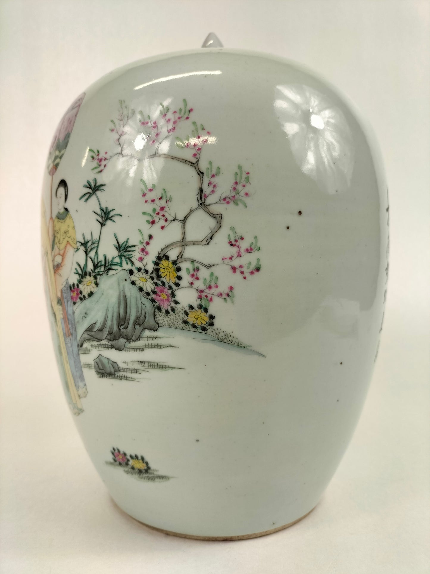 Antique Chinese ginger jar with a garden scene // Republic Period (1912-1949)