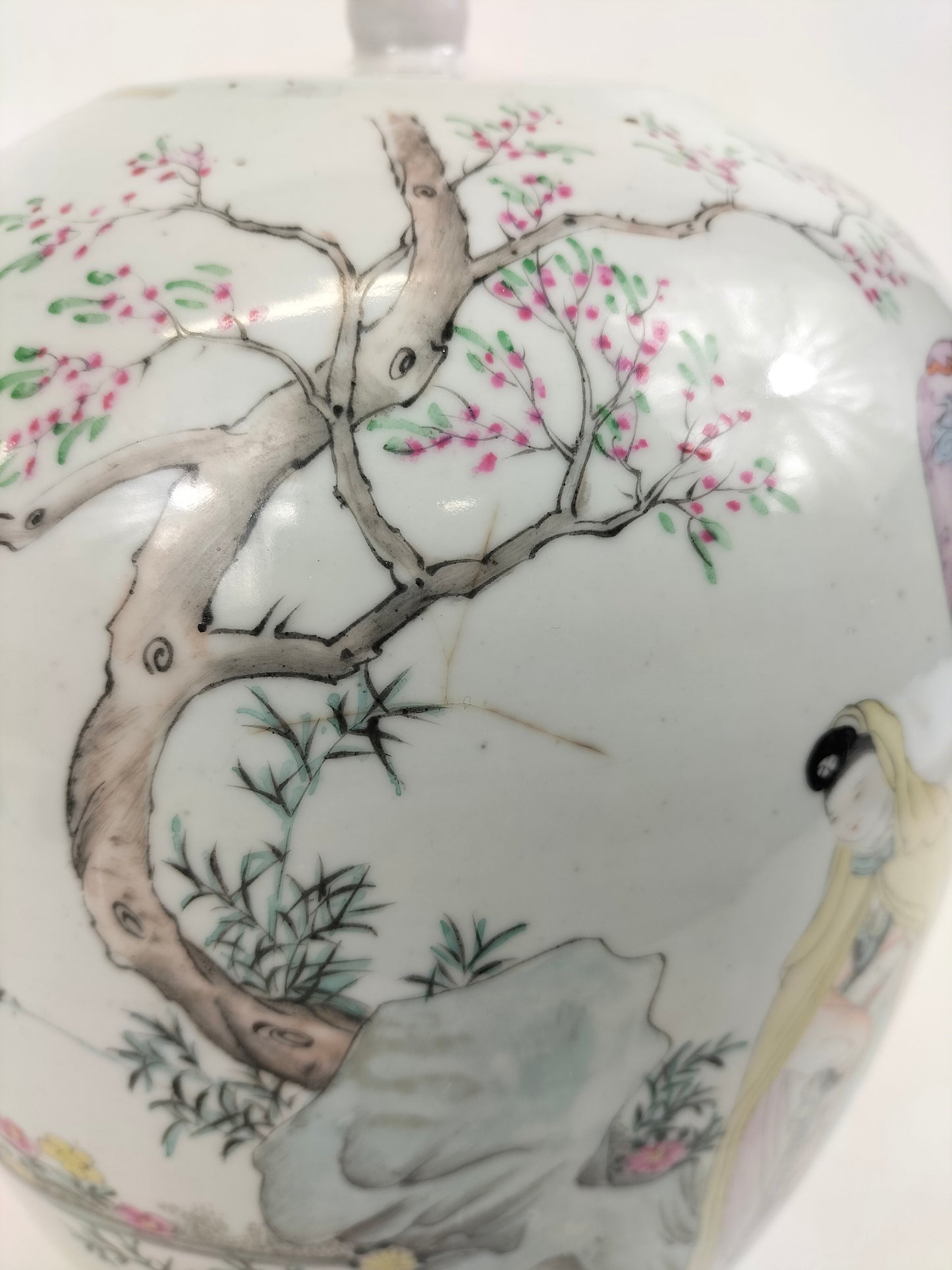 Antique Chinese ginger jar with a garden scene // Republic Period (1912-1949)