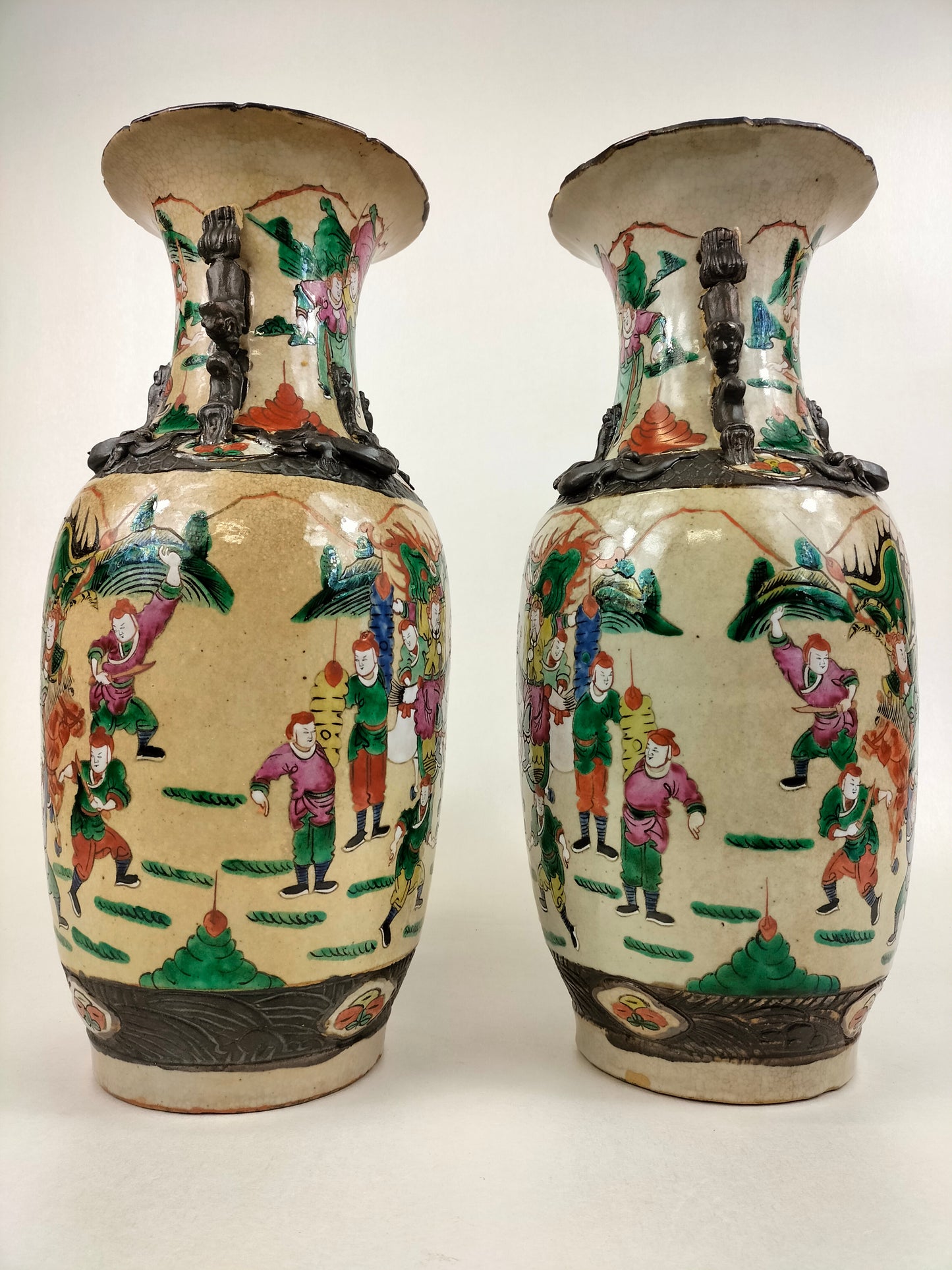 Paire de vases antiques chinois de Nankin à décor de scènes guerrières // Dynastie Qing - 19ème siècle