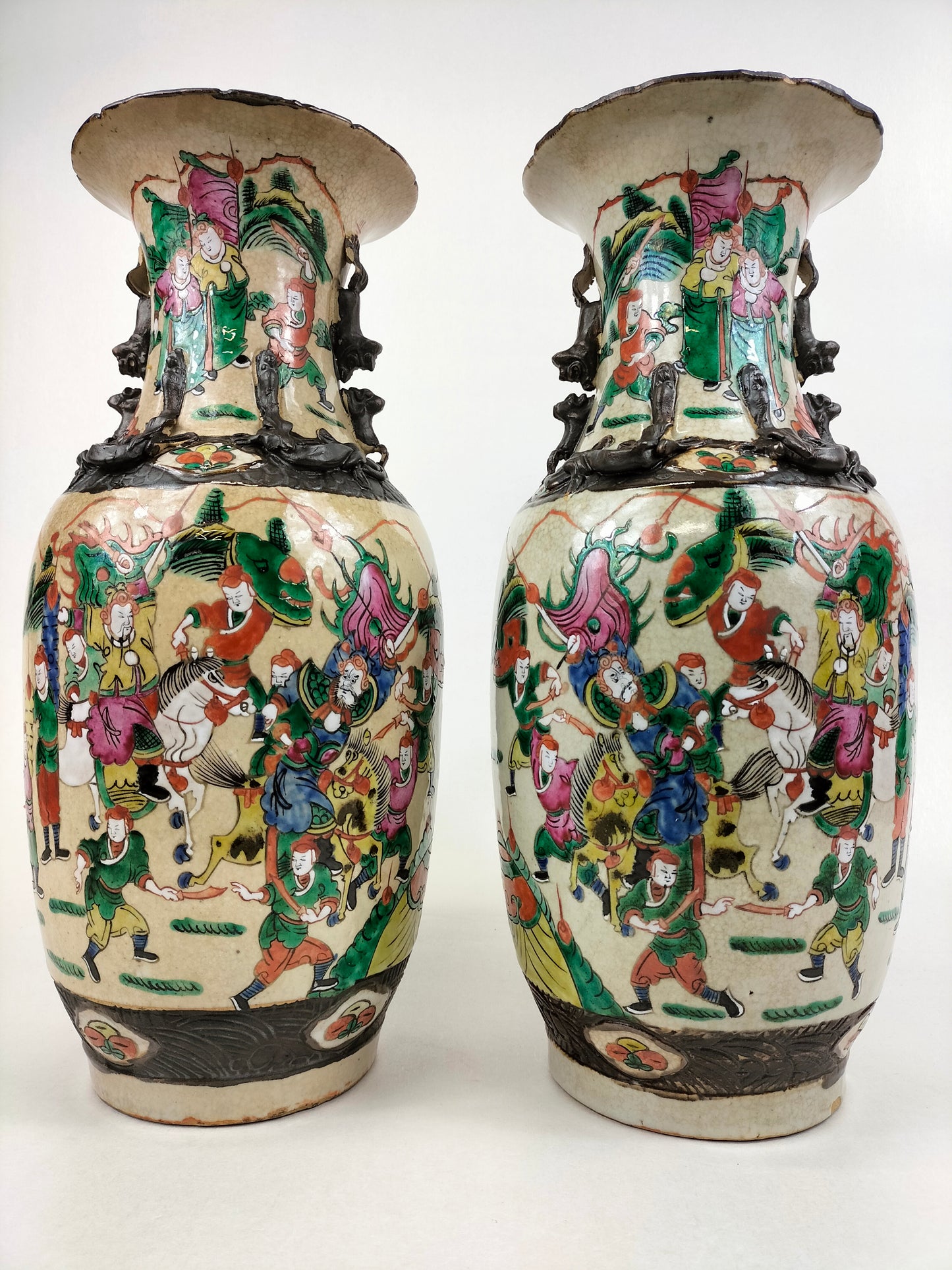 Paire de vases antiques chinois de Nankin à décor de scènes guerrières // Dynastie Qing - 19ème siècle