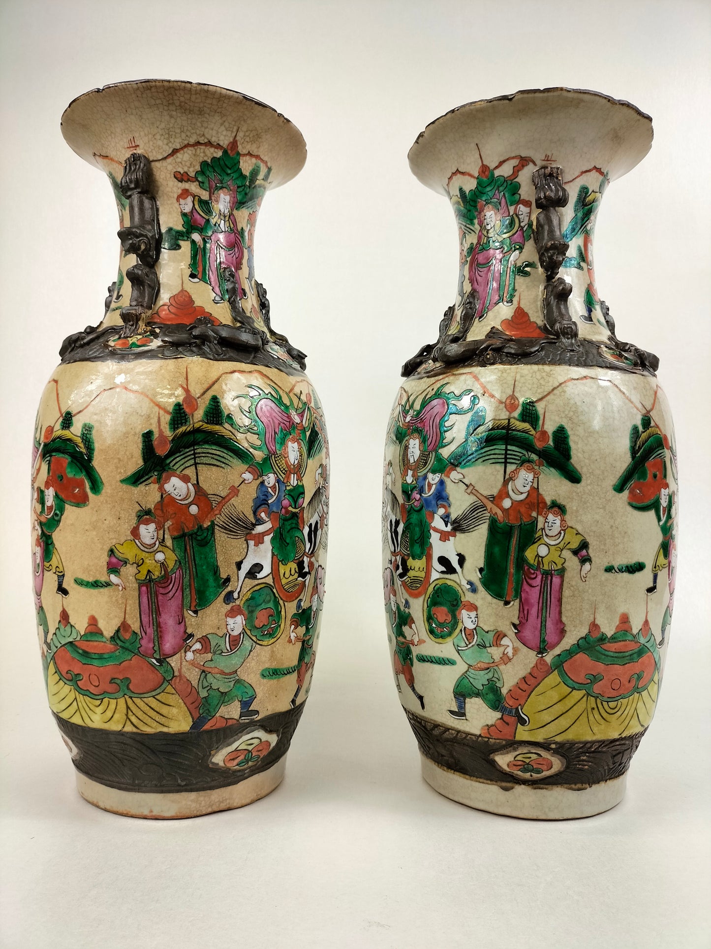 Paire de vases antiques chinois de Nankin à décor de scènes guerrières // Dynastie Qing - 19ème siècle