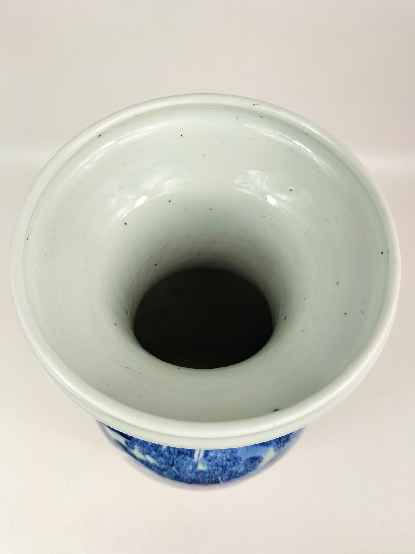 Antigo vaso chinês decorado com paisagem // Azul e branco - Dinastia Qing - século XIX