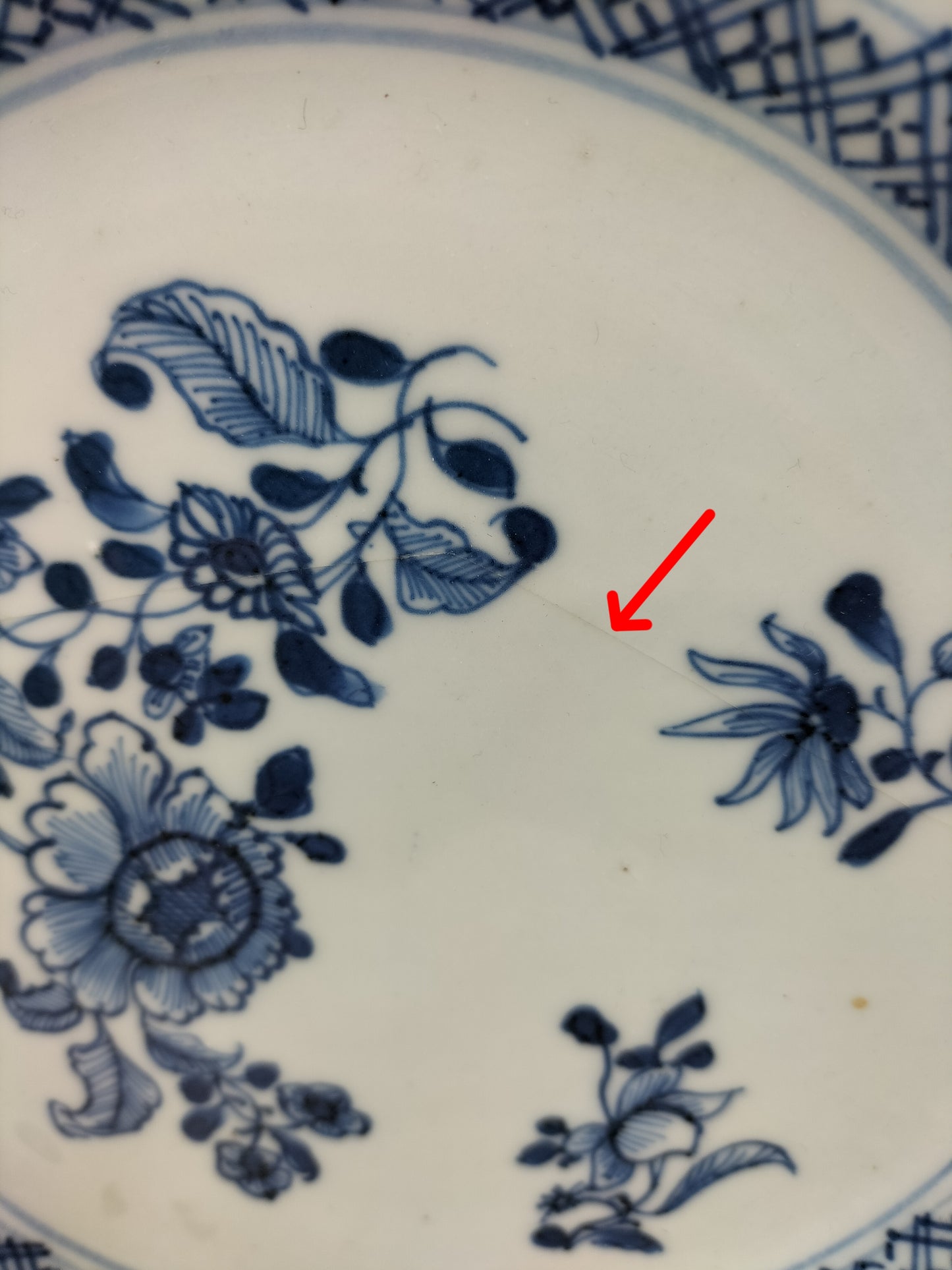 Assiette chinoise ancienne à décor de fleurs // Bleu et blanc - Dynastie Qing - 18e siècle