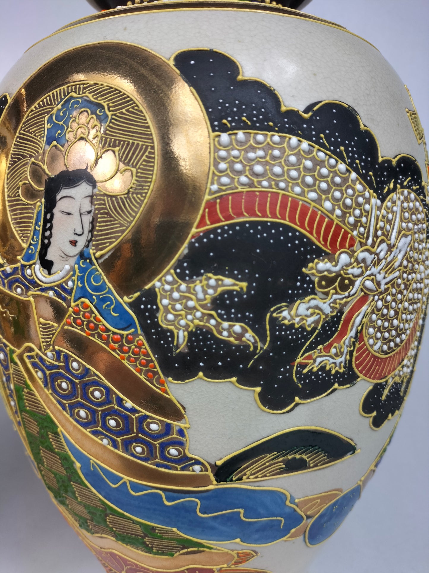 Antigo par de vasos satsuma japoneses com figuras e dragões // Início do século XX