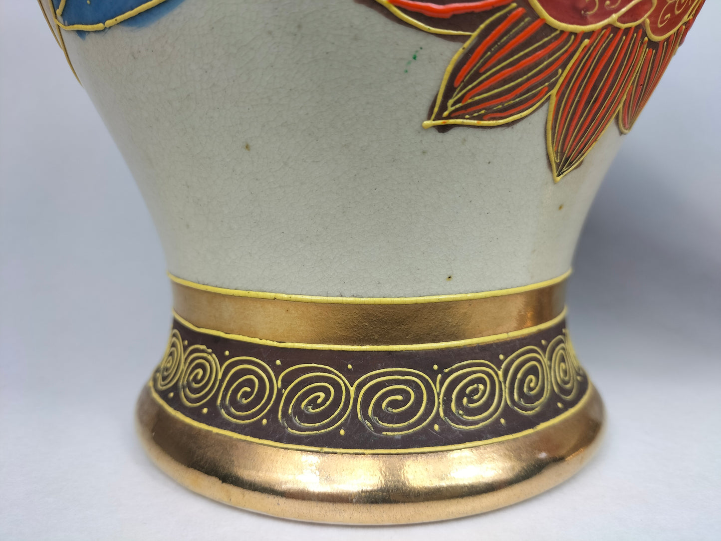 Antigo par de vasos satsuma japoneses com figuras e dragões // Início do século XX