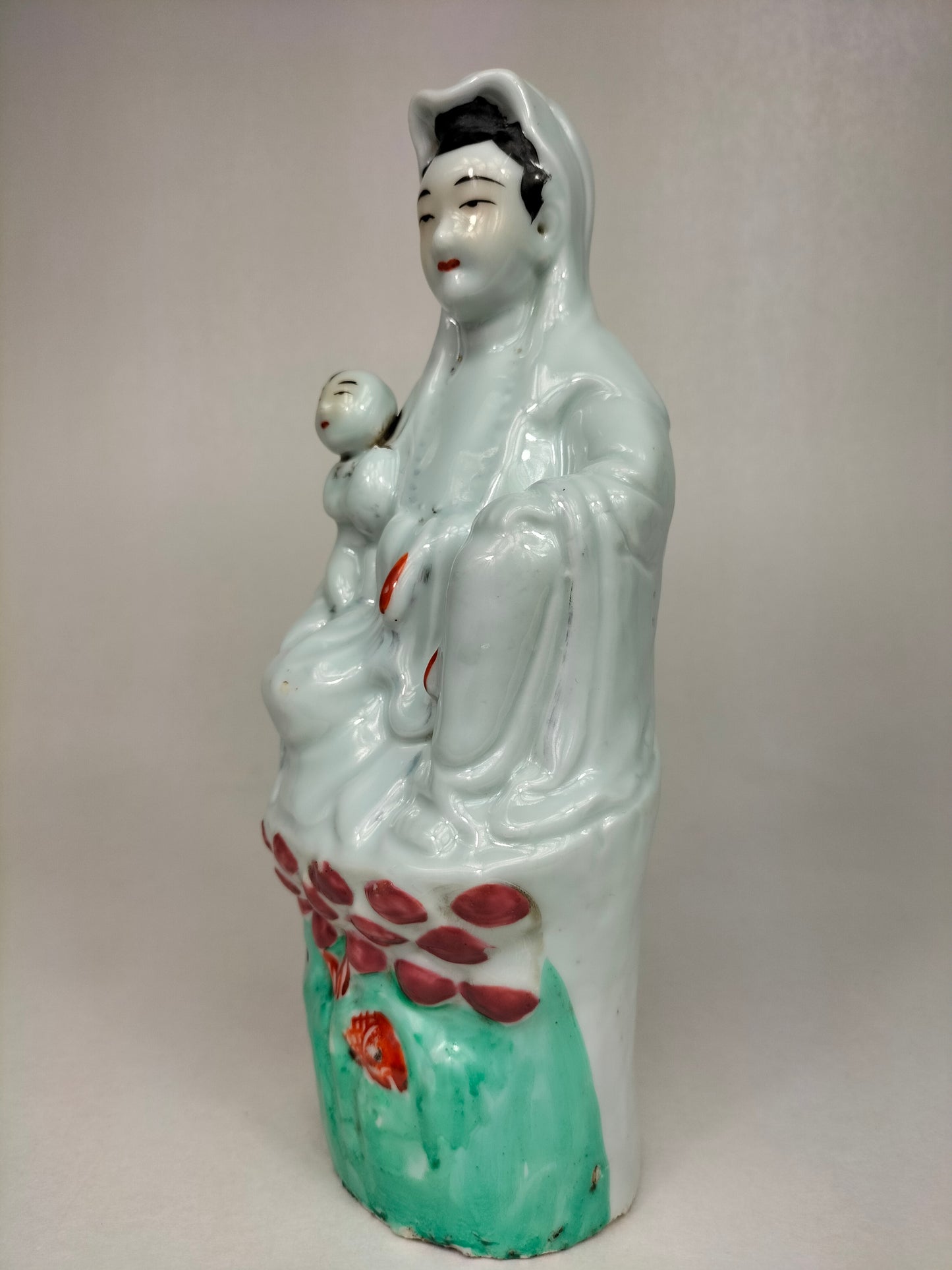 Ancienne statue en porcelaine chinoise de Quanyin avec un enfant // Période République (1912-1949)
