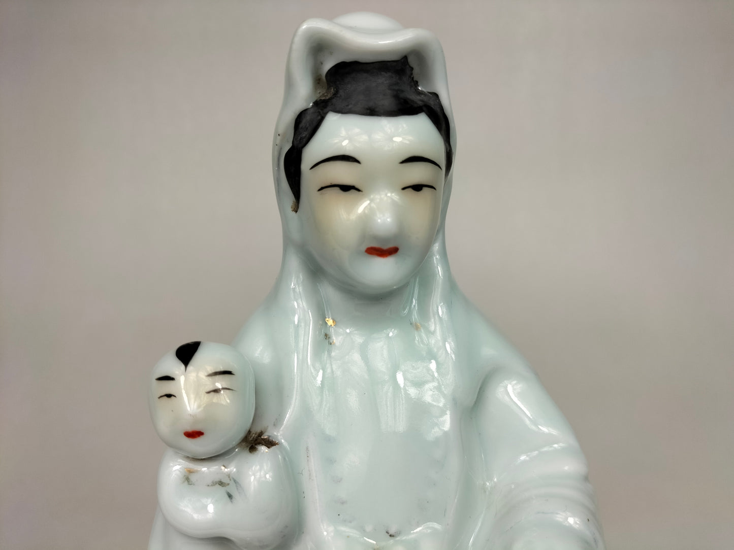 Antiga estátua de porcelana chinesa de Quanyin com uma criança // Período da República (1912-1949)