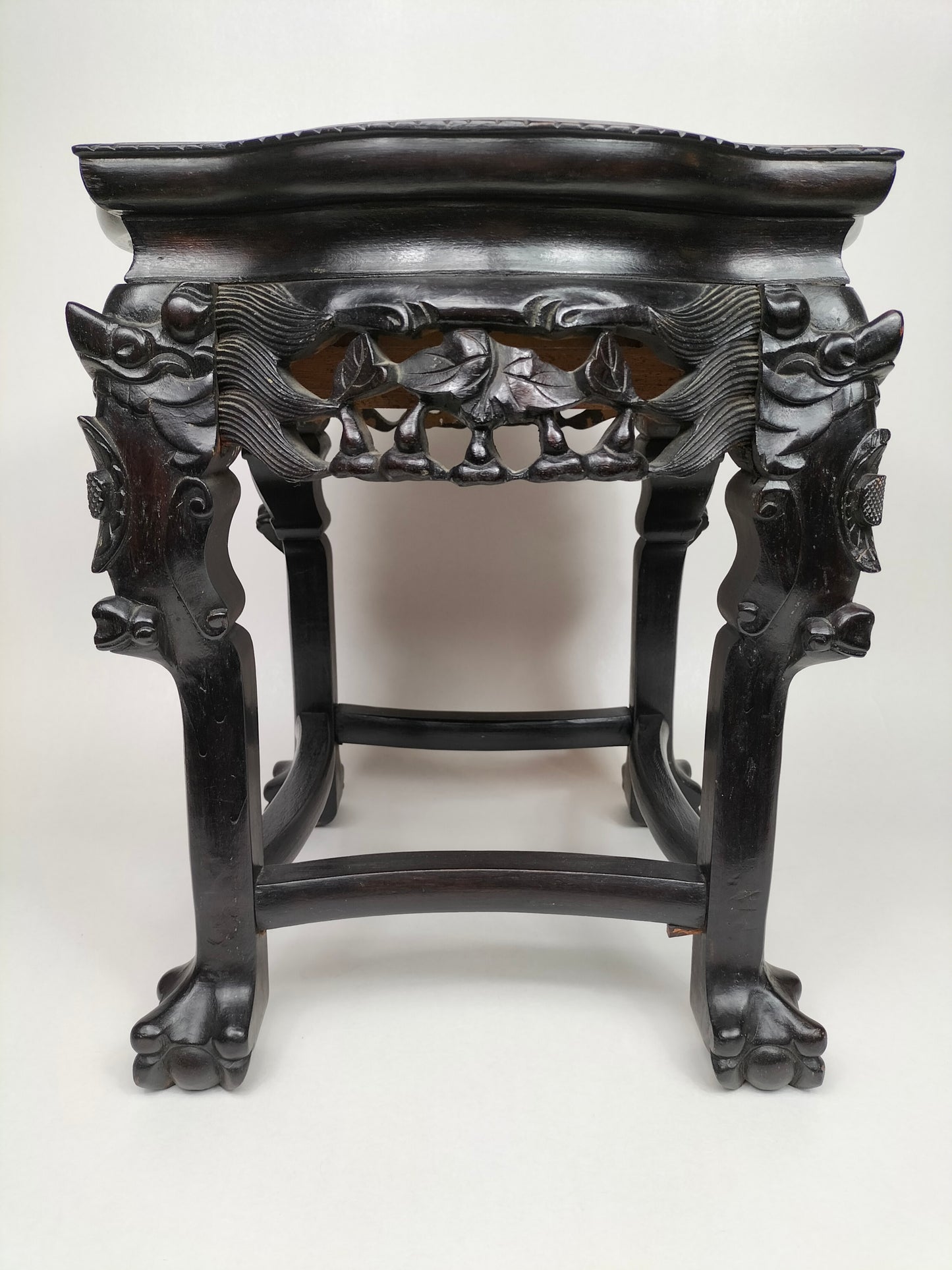 Ancienne table d'appoint chinoise incrustée d'un plateau en marbre // Début du XXe siècle
