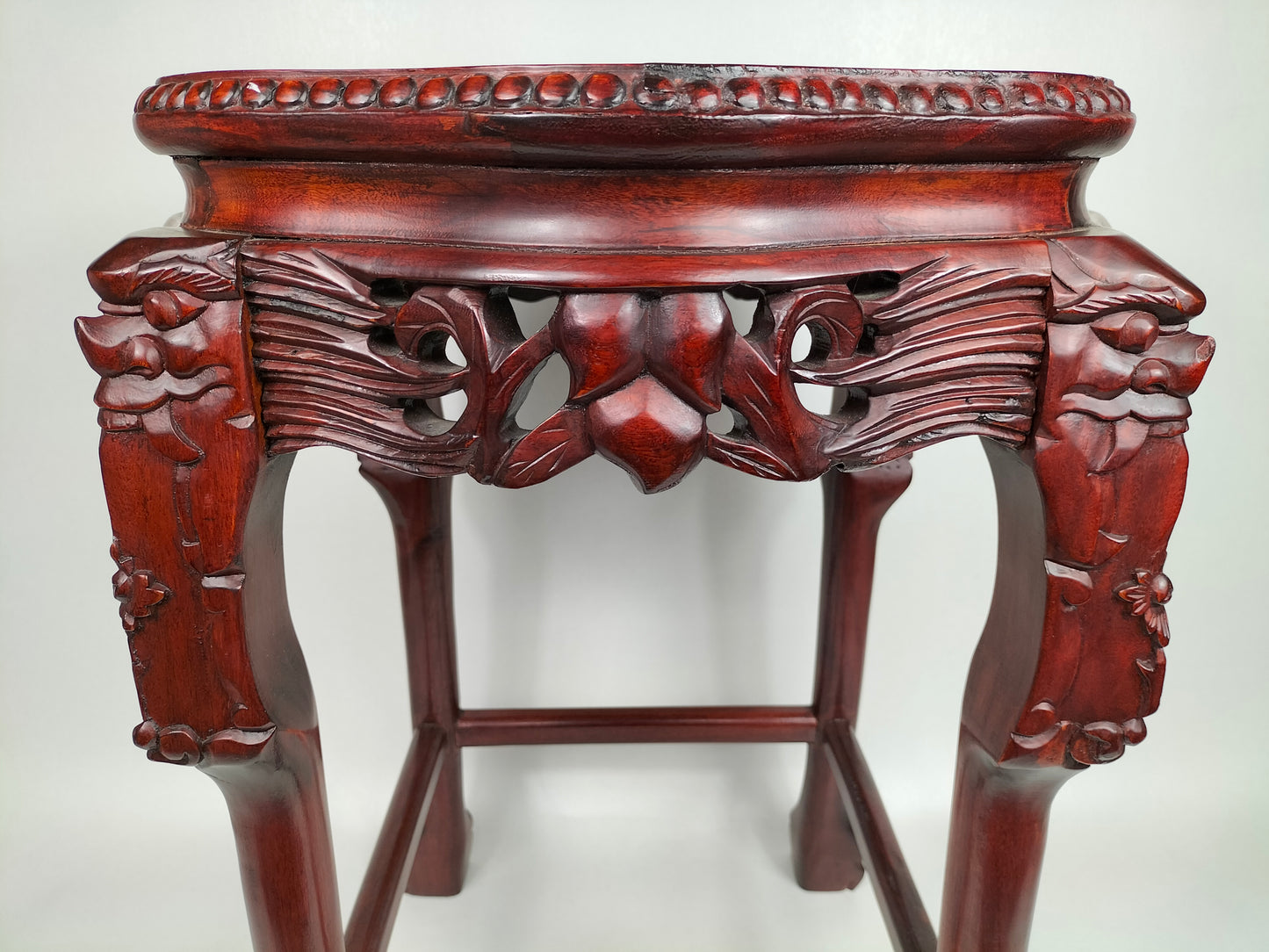 Mesa lateral chinesa de madeira incrustada com tampo de mármore // Jacarandá - século XX