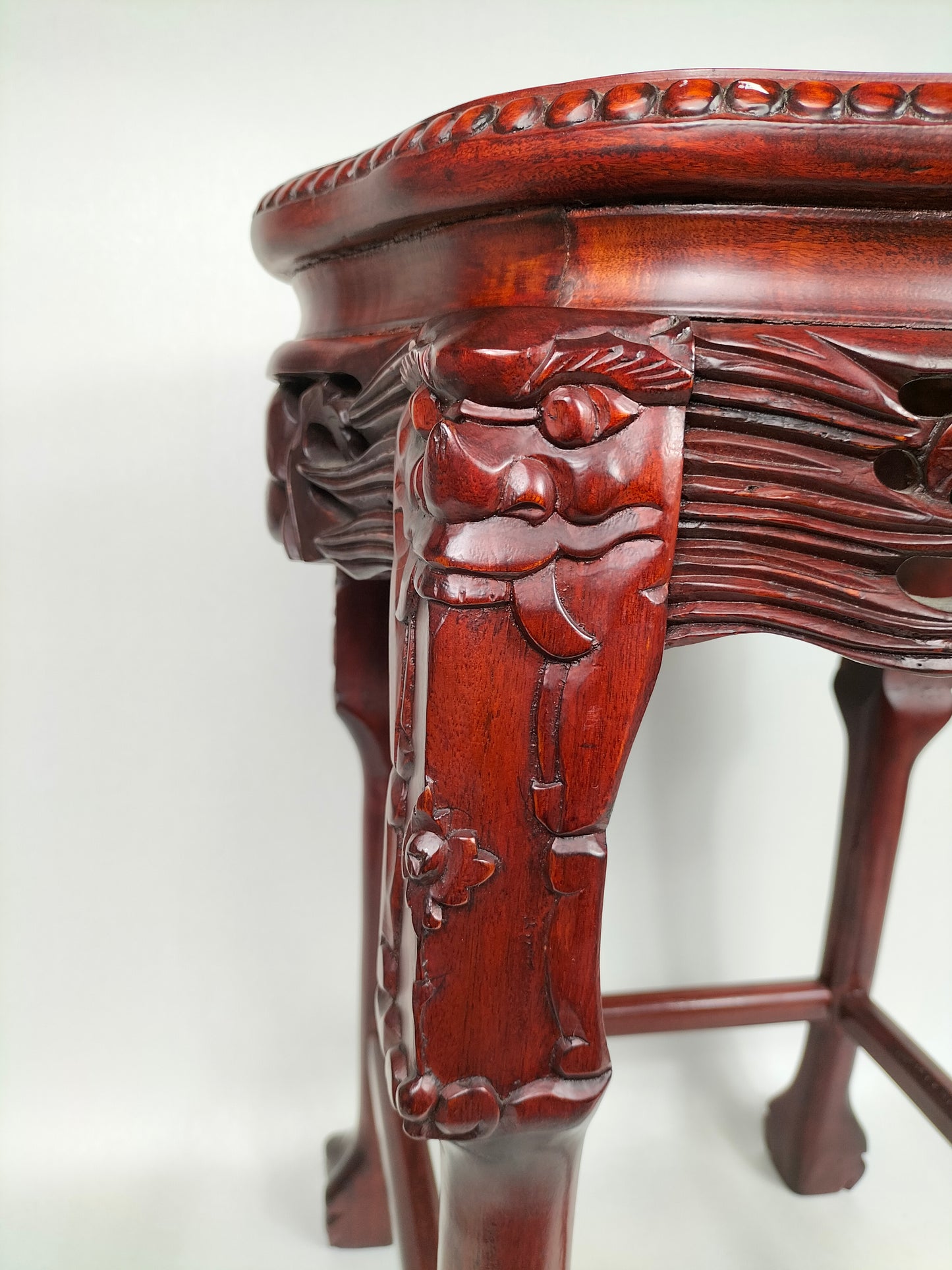 Table d'appoint chinoise en bois incrusté d'un plateau en marbre // Palissandre - XXe siècle