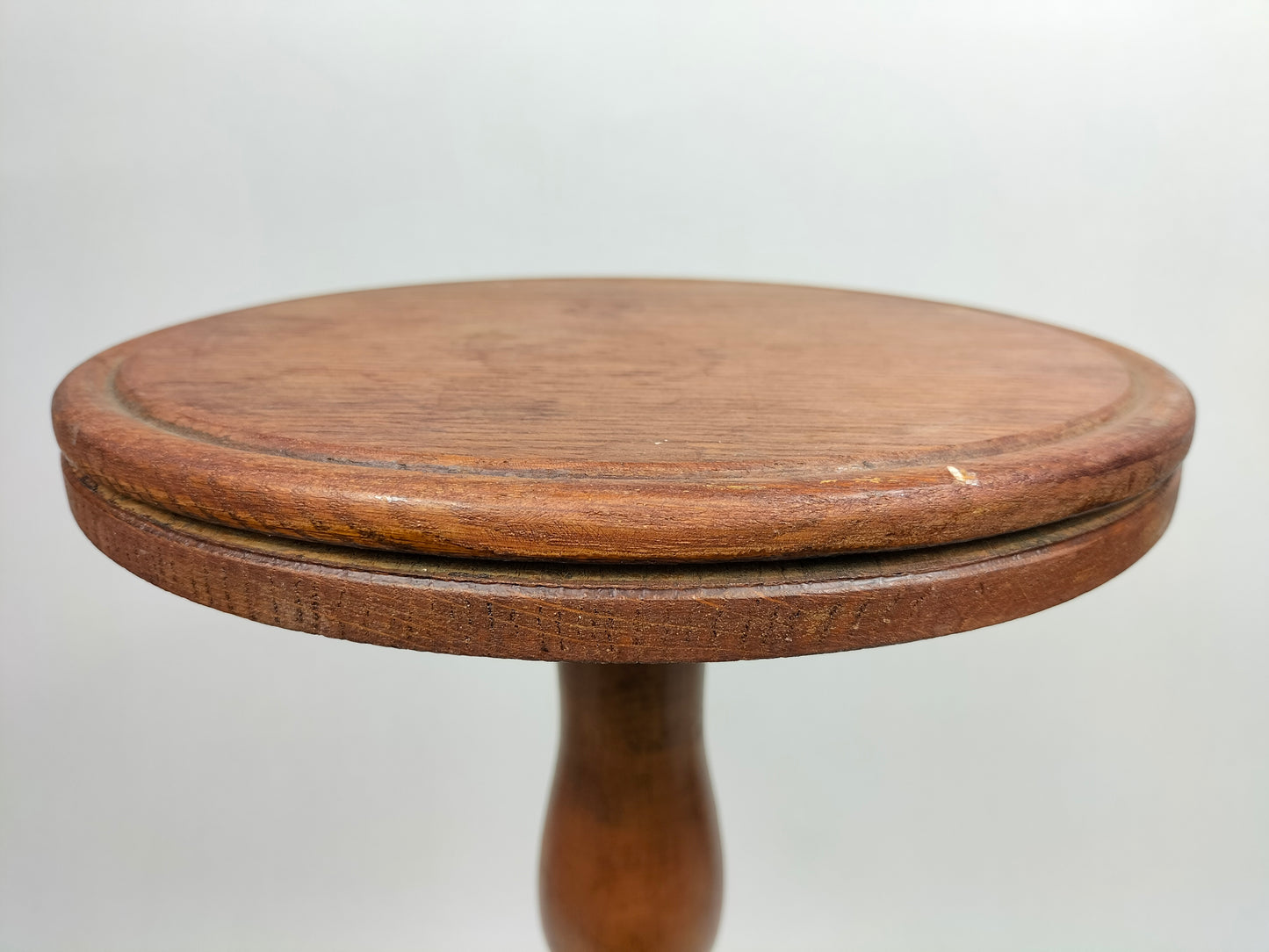 Vintage wooden plant stand with round legs // Belgium - mid 20th century