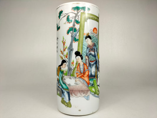 装饰有花园场景的古董中国圆盘花瓶 // 民国时期（1912-1949）