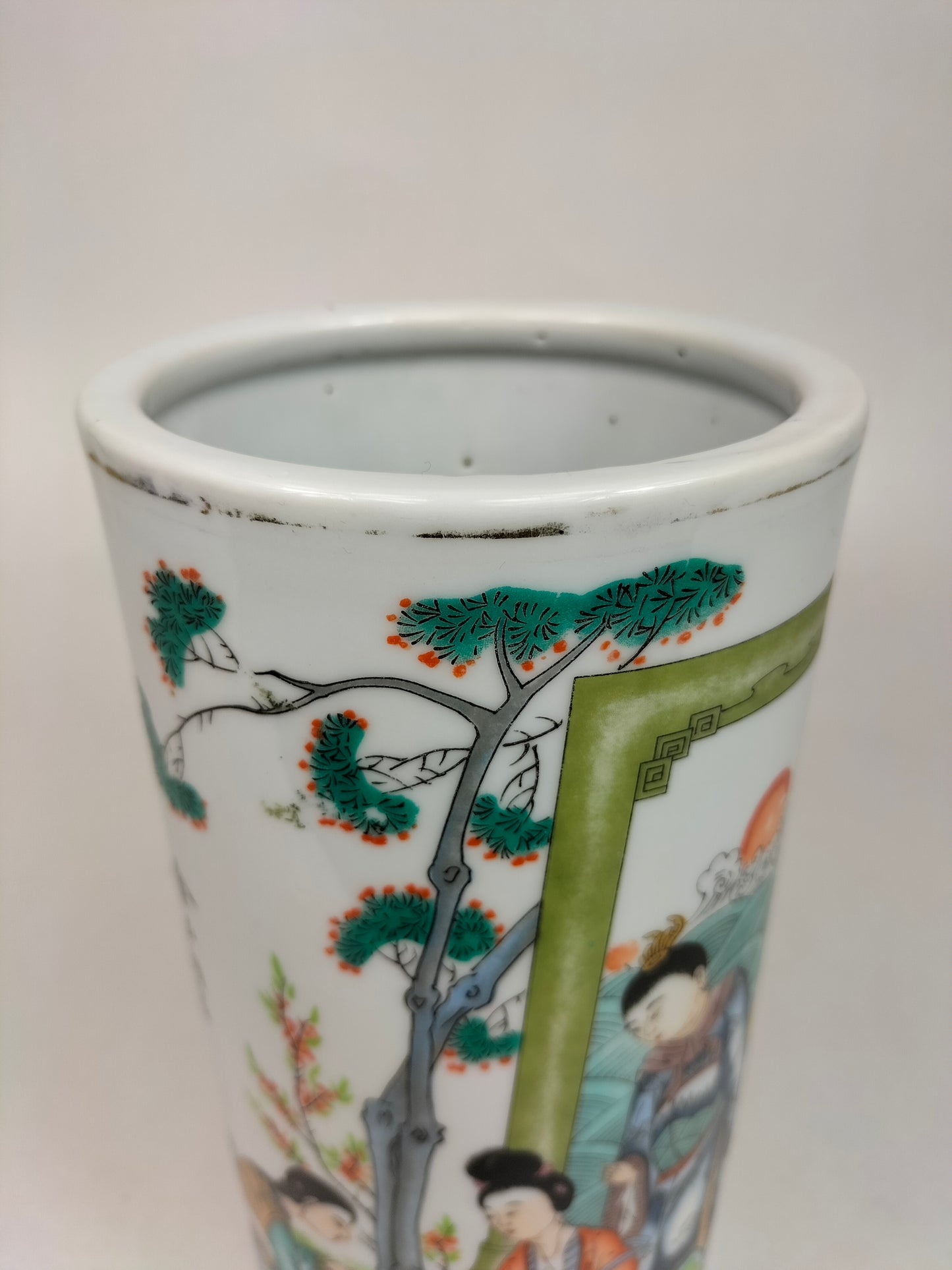 Antique Chinese rouleau vase decorated with a garden scene // Republic Period (1912-1949)