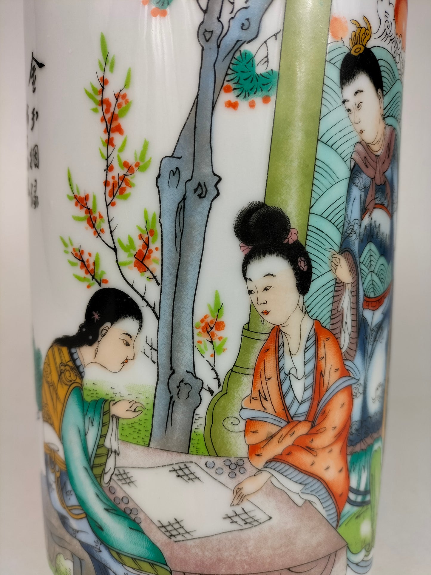 装饰有花园场景的古董中国圆盘花瓶 // 民国时期（1912-1949）