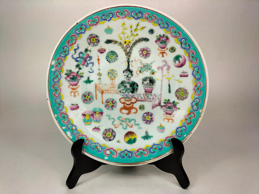Large antique Chinese famille rose plate decorated with "100 treasures"  // Qing Dynasty - 19th century