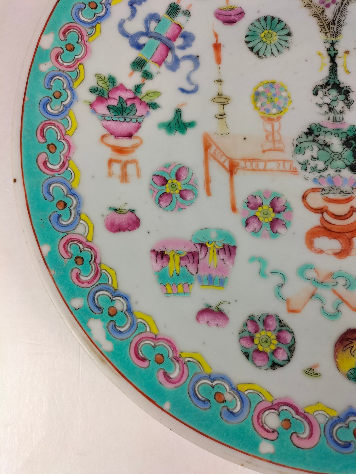 Large antique Chinese famille rose plate decorated with "100 treasures"  // Qing Dynasty - 19th century