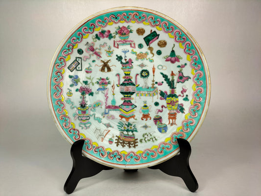 Large antique Chinese famille rose plate decorated with "100 treasures" // Qing Dynasty - 19th century