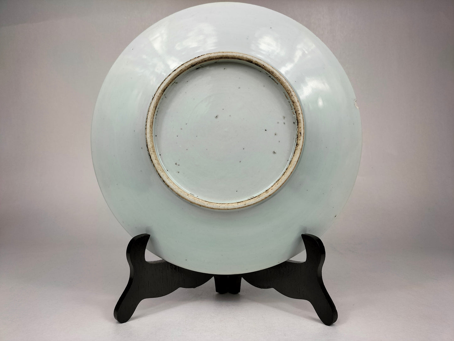 Large antique Chinese dish decorated with a flower basket // Qing Dynasty - 19th century