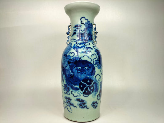 大型仿古中国青瓷彩色花瓶，饰有福犬//清朝 - 19 世纪