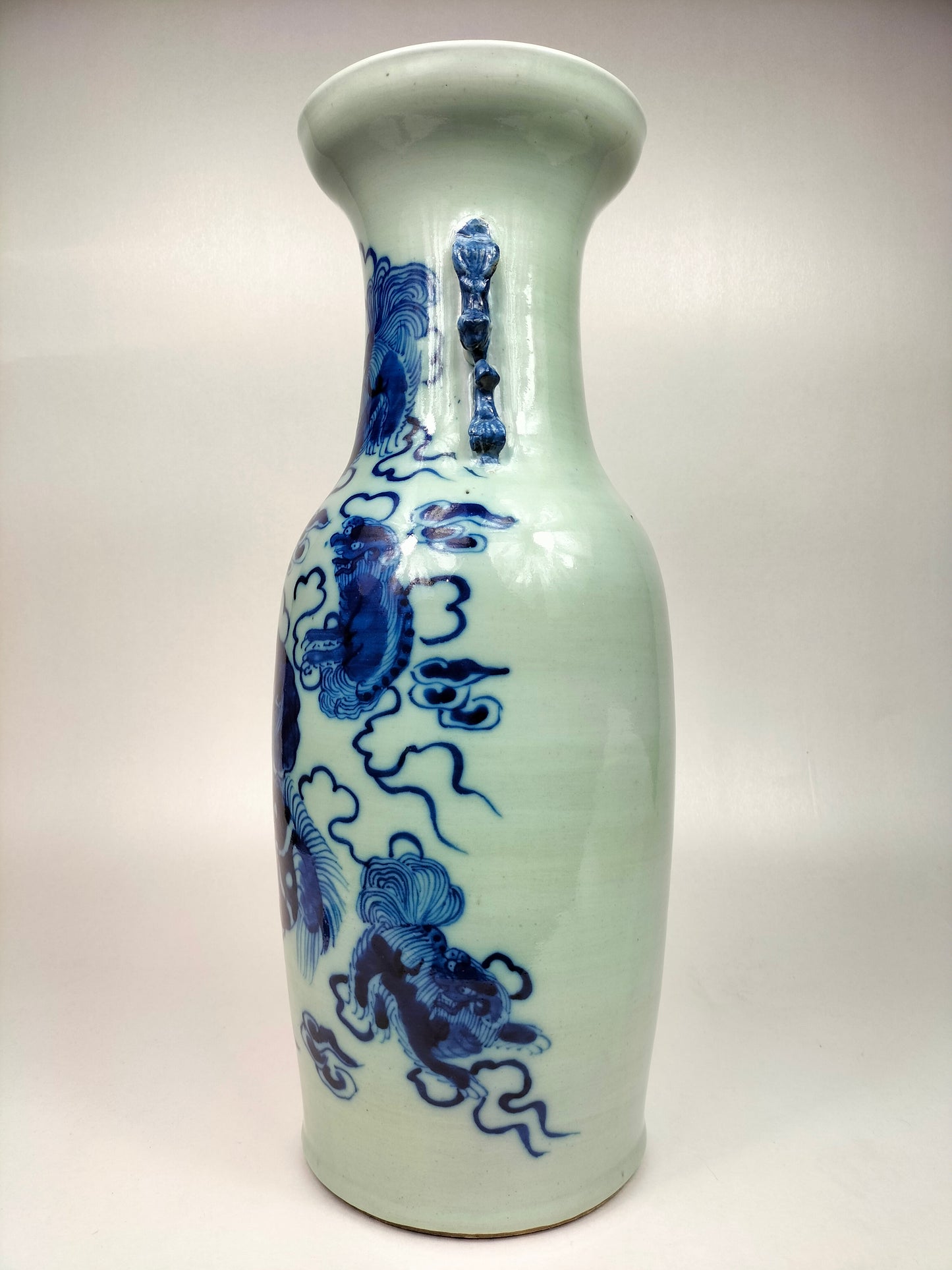 Grande vaso chinês antigo em cor celadon decorado com foo dog // Dinastia Qing - século XIX