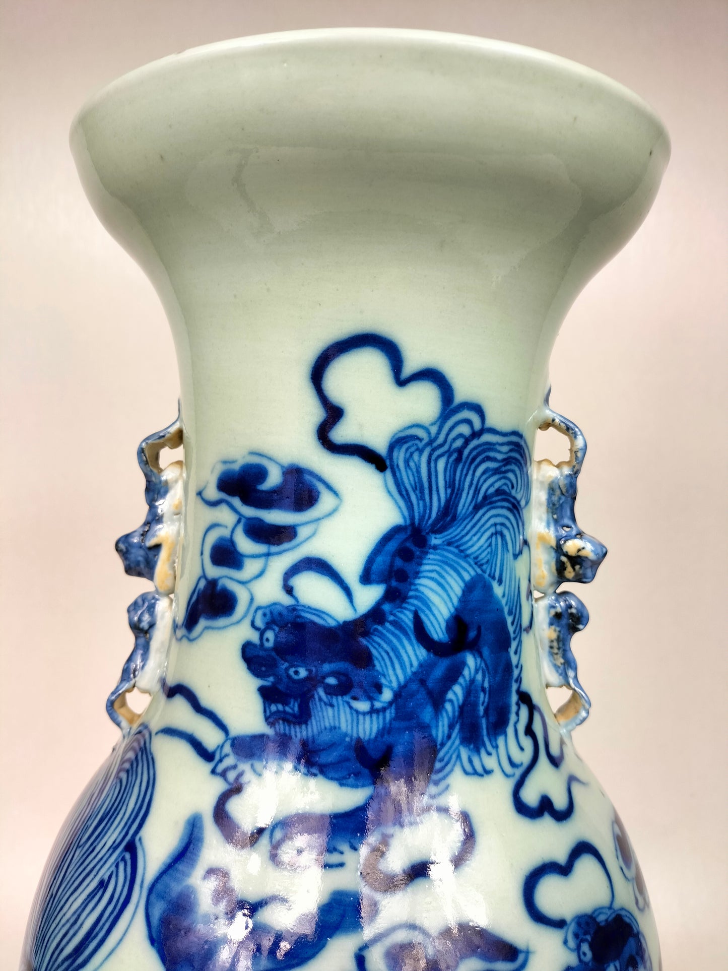 Grand vase chinois ancien de couleur céladon à décor de chiens foo // Dynastie Qing - 19ème siècle