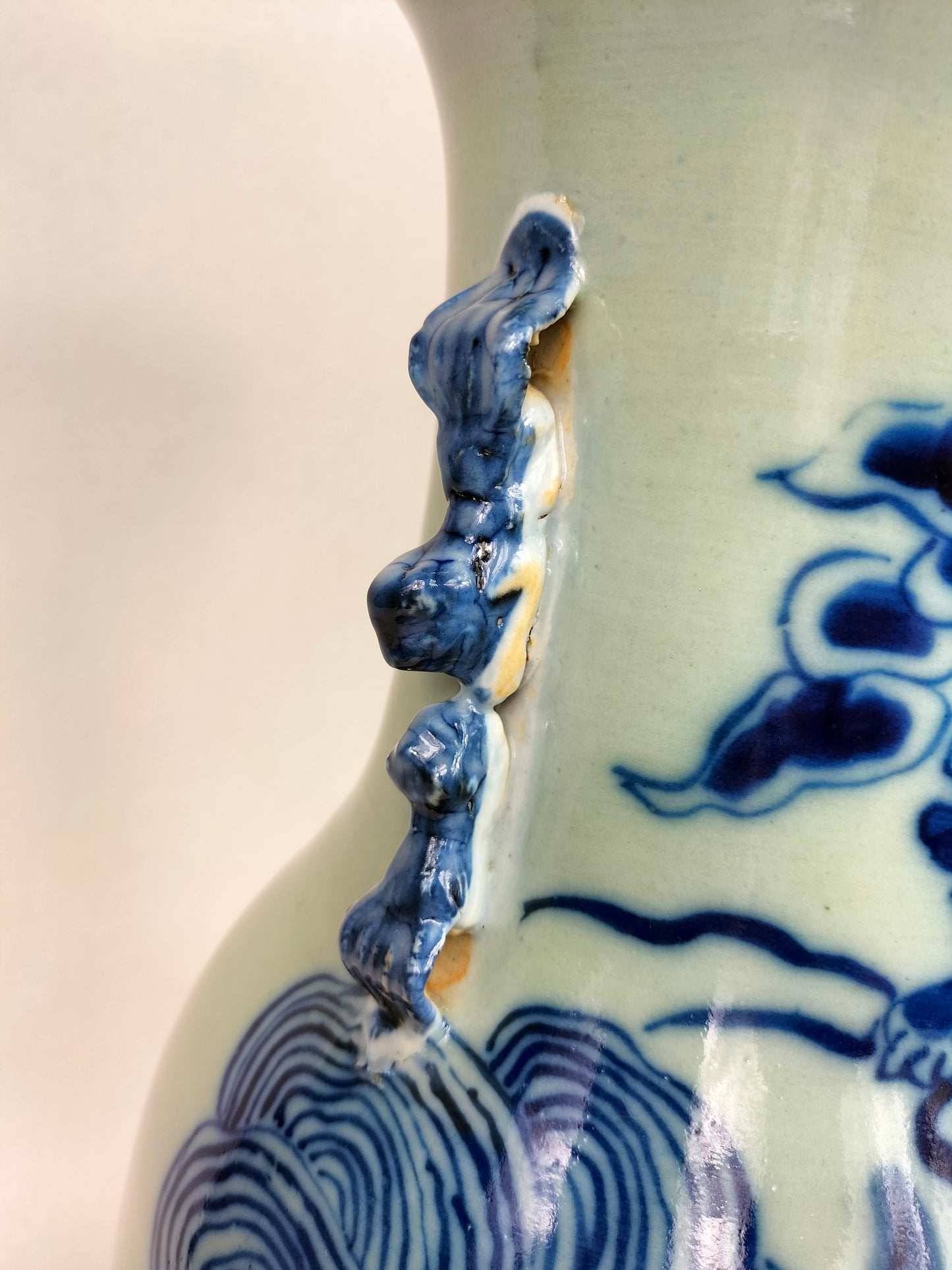 Large antique Chinese celadon colored vase decorated with foo dogs // Qing Dynasty - 19th century