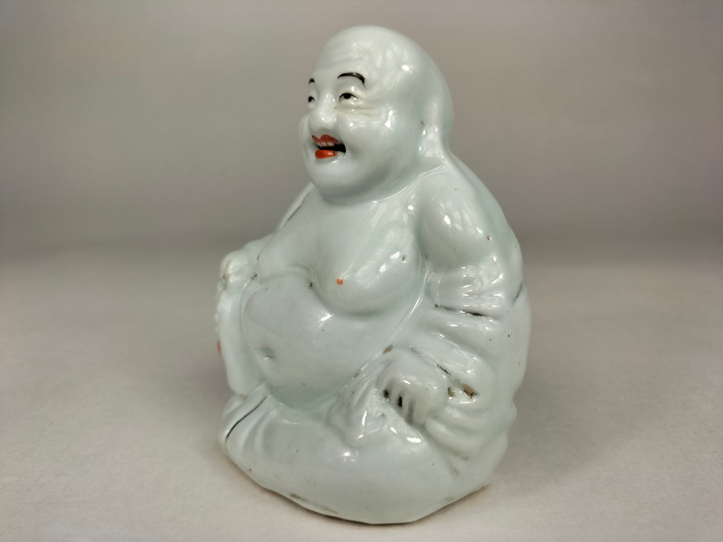 Ancien bouddha chinois blanc de Chine chinois assis // Période République (1912-1949)