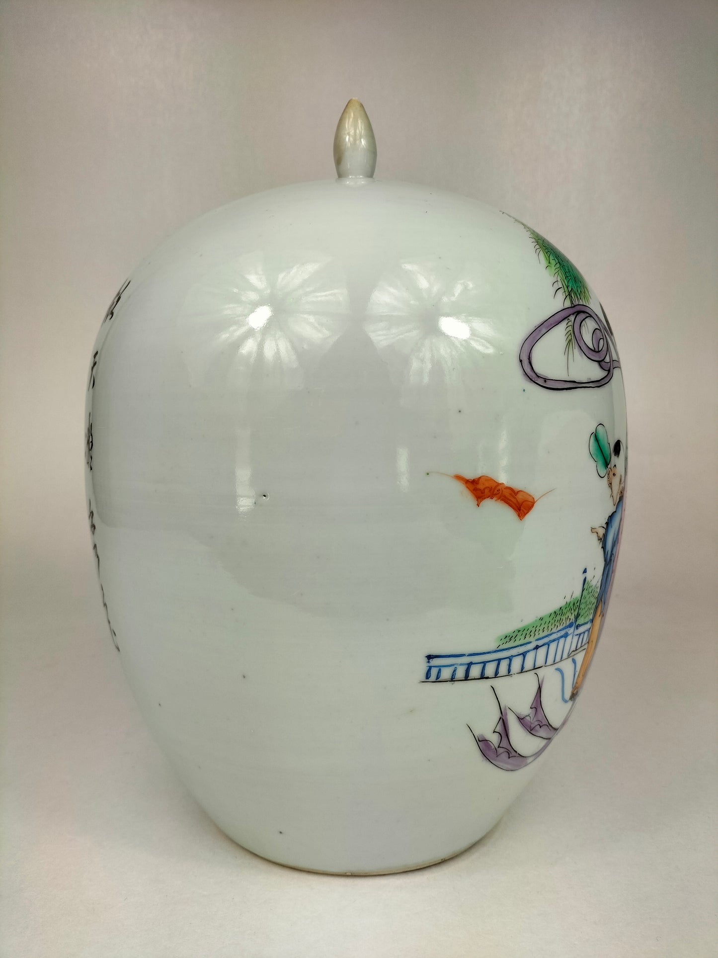 Antique Chinese ginger jar with a garden scene // Republic Period (1912-1949)