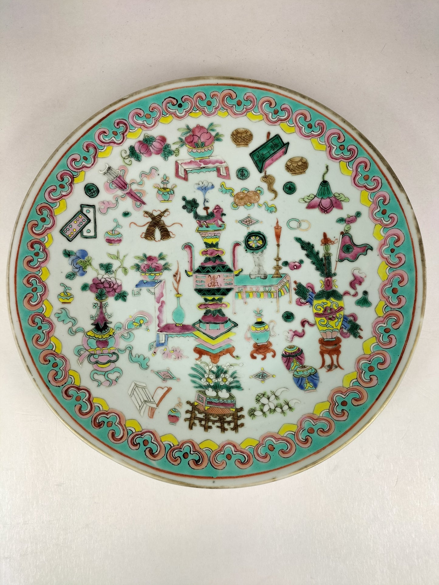 大型仿古中国粉彩盘，饰有“百宝” // 清代 - 19 世纪