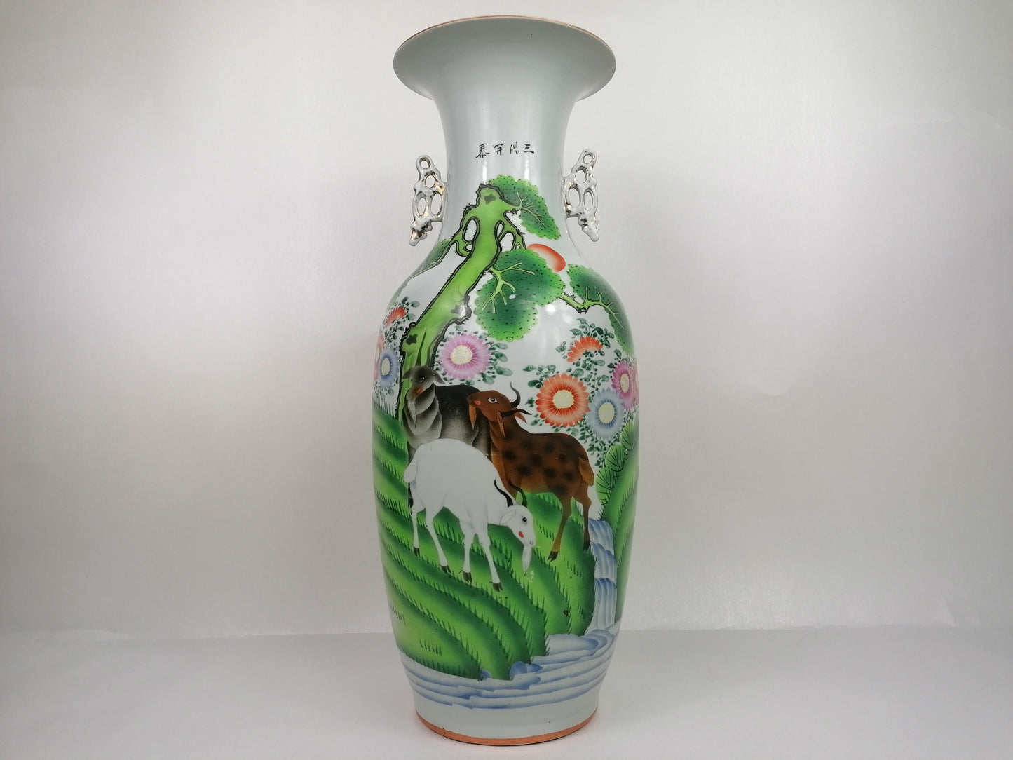 Grande vaso chinês antigo decorado com cabras // Período da República (1912-1949)