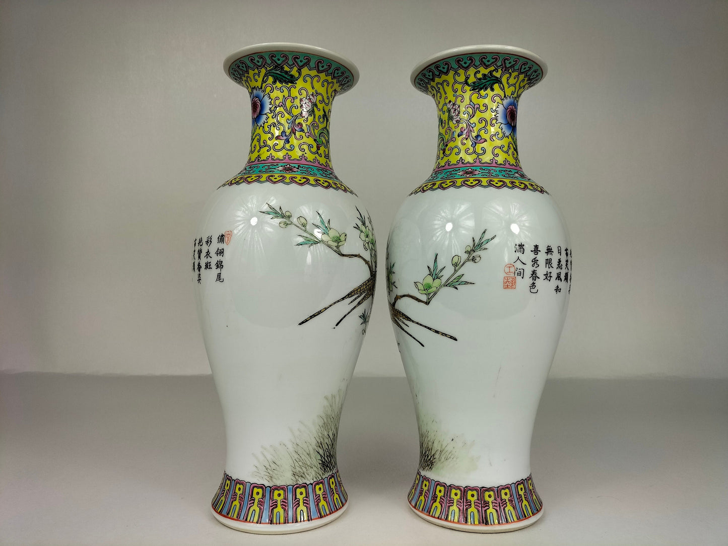 一对装饰花鸟的中国粉彩花瓶 // 景德镇 - 20 世纪