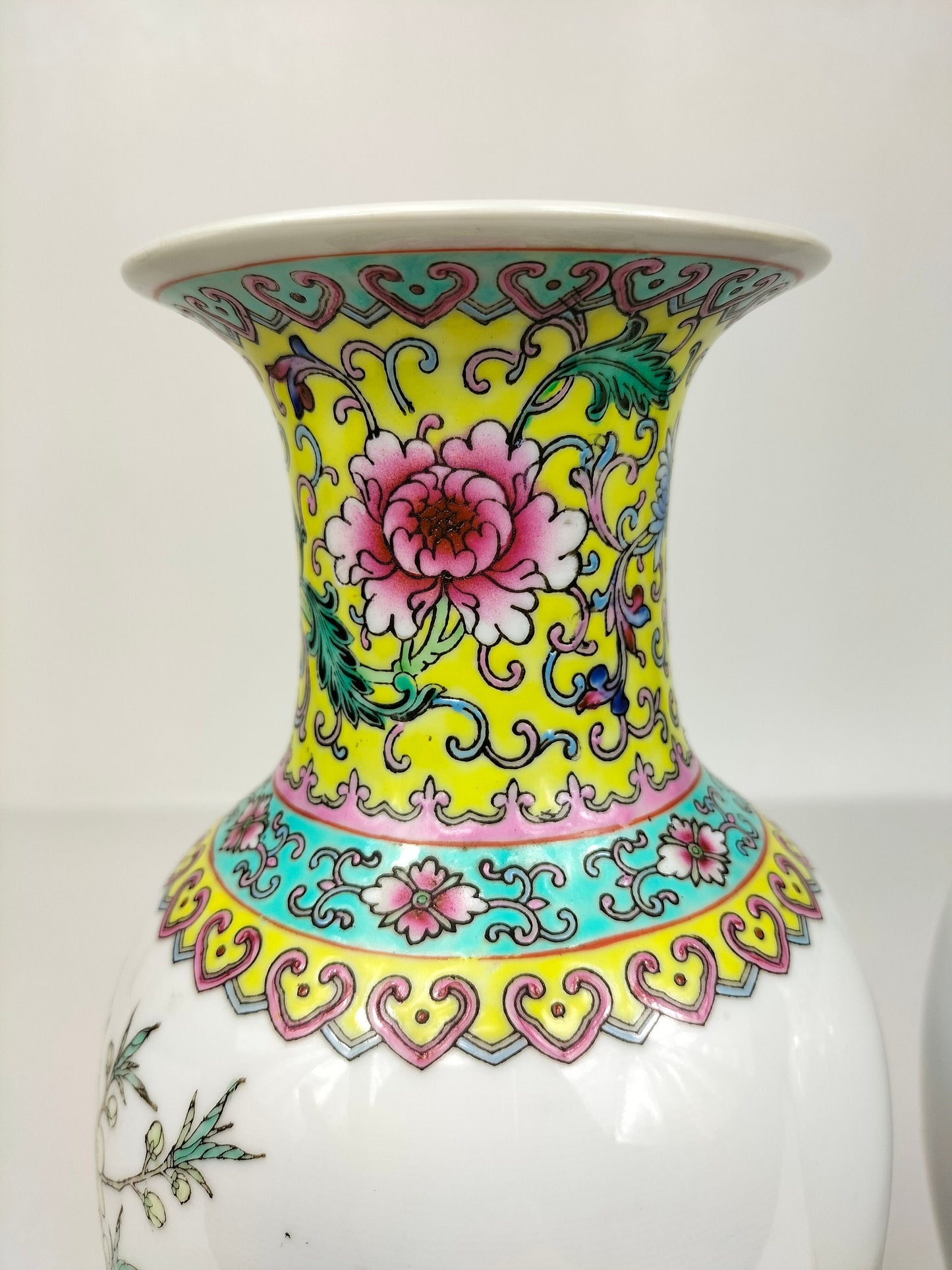 Paire de vases en porcelaine de Chine famille rose à décor de fleurs et d'oiseaux // Jingdezhen - XXe siècle