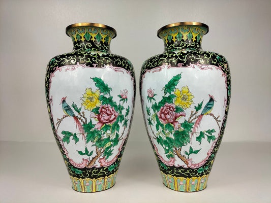 Paire de grands vases chinois à décor de fleurs et d'oiseaux // Émail de Canton - XXe siècle