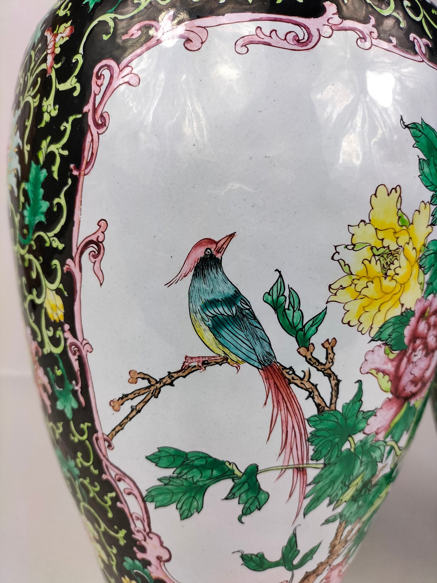 Par de grandes vasos chineses decorados com flores e pássaros // Esmalte cantão - século XX