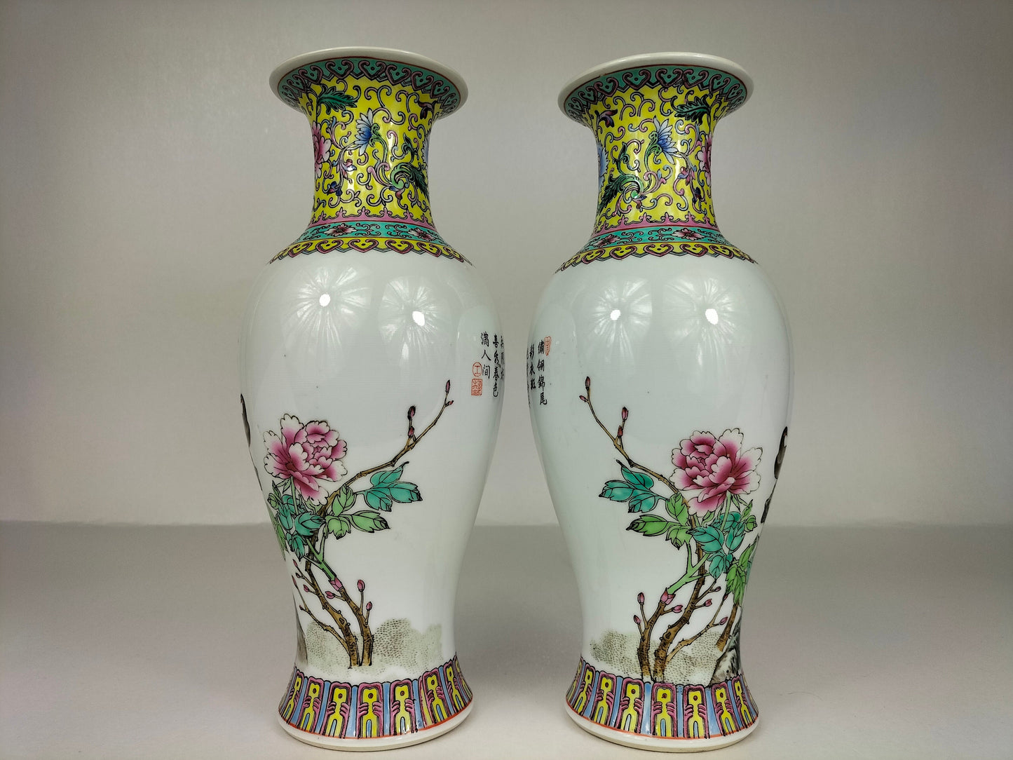 Par de vasos da família rosa chinesa decorados com flores e pássaros // Jingdezhen - século XX