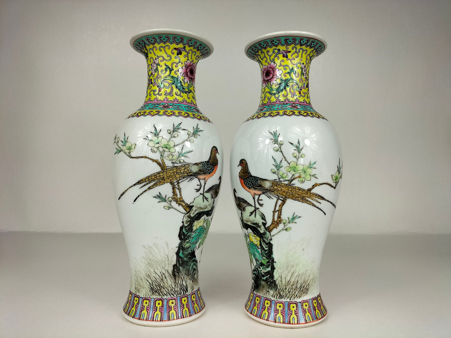 Par de vasos da família rosa chinesa decorados com flores e pássaros // Jingdezhen - século XX