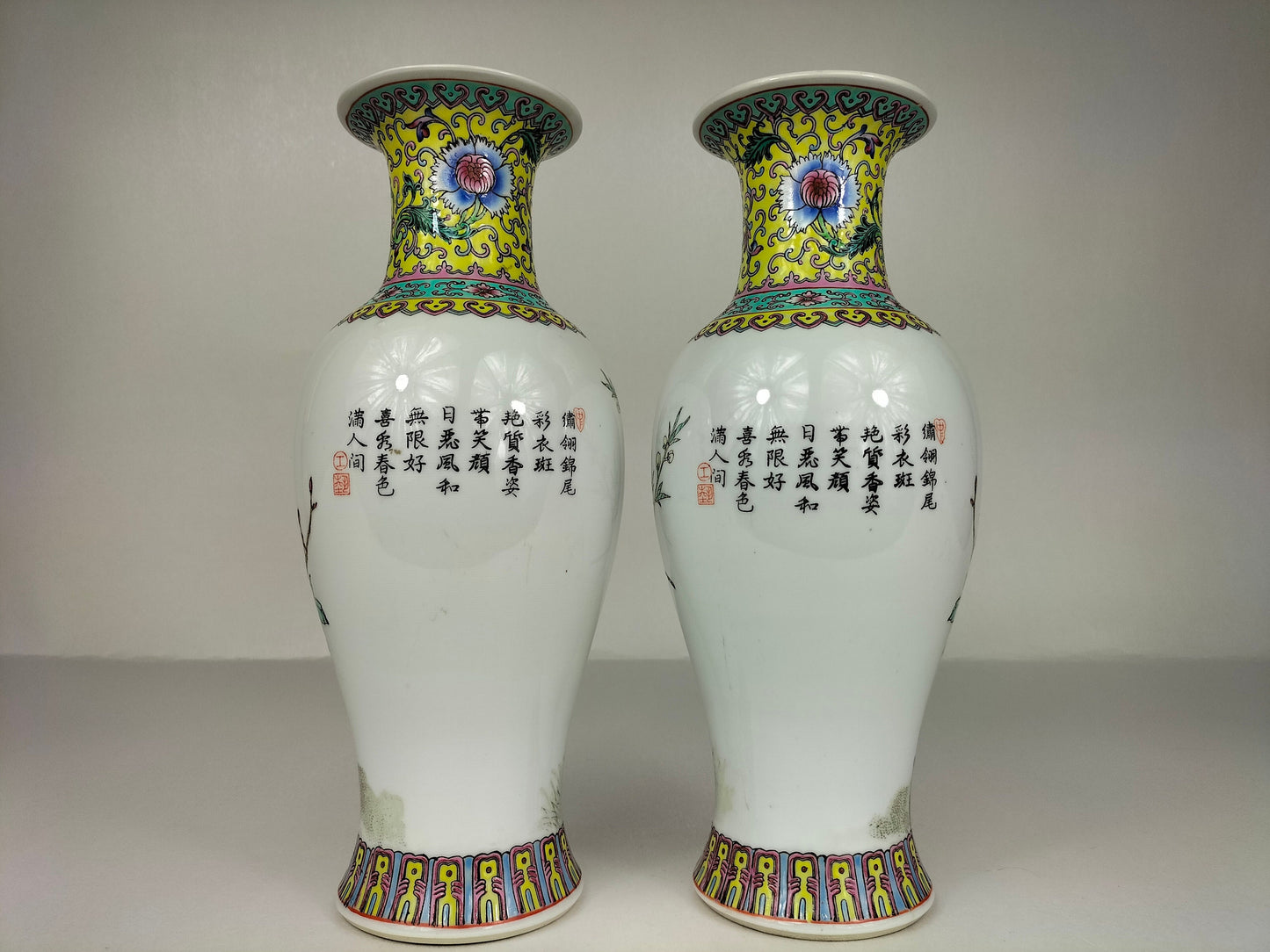 Paire de vases en porcelaine de Chine famille rose à décor de fleurs et d'oiseaux // Jingdezhen - XXe siècle