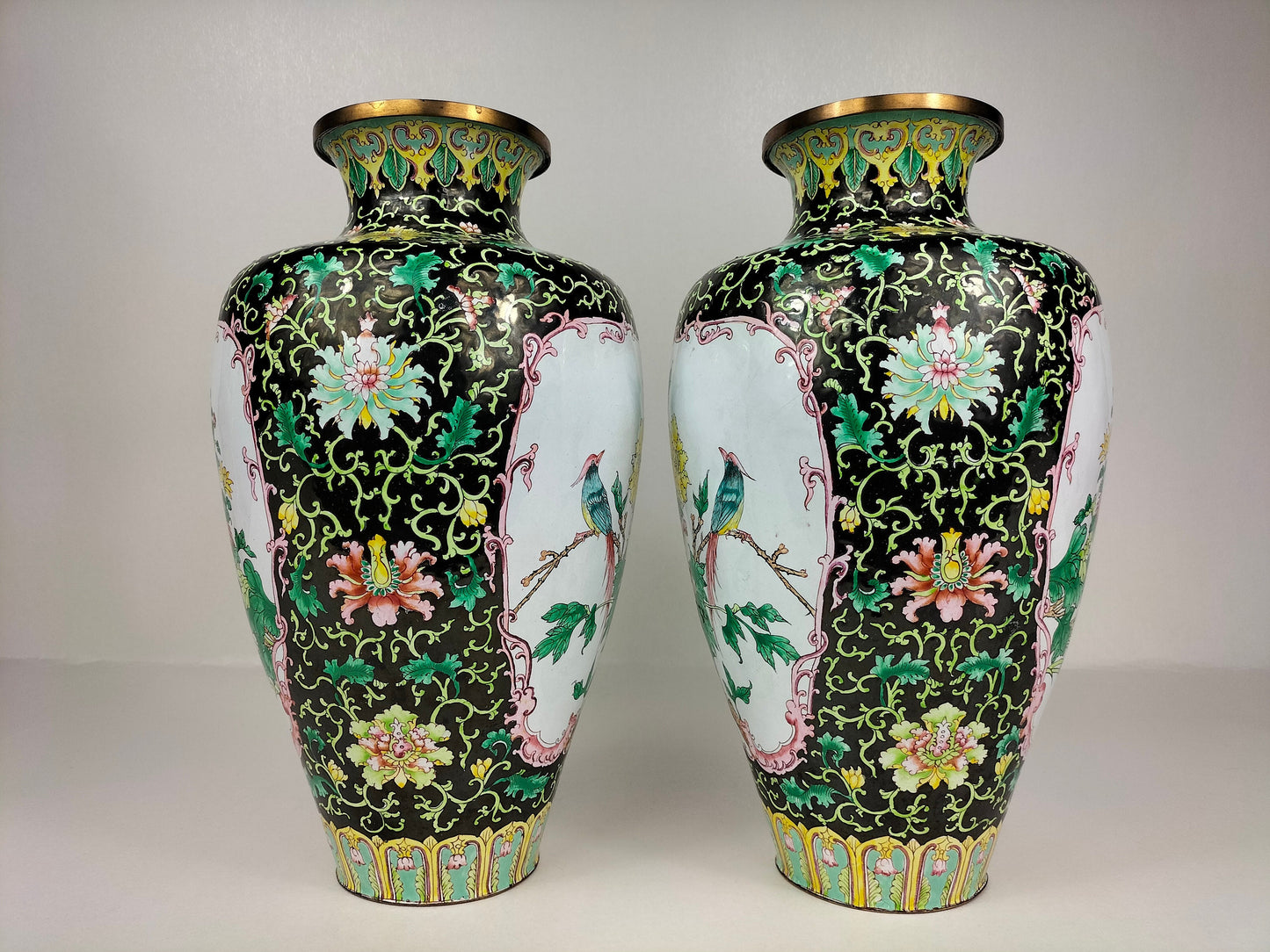 一对装饰有花鸟的大型中国花瓶 // 广东珐琅 - 20 世纪