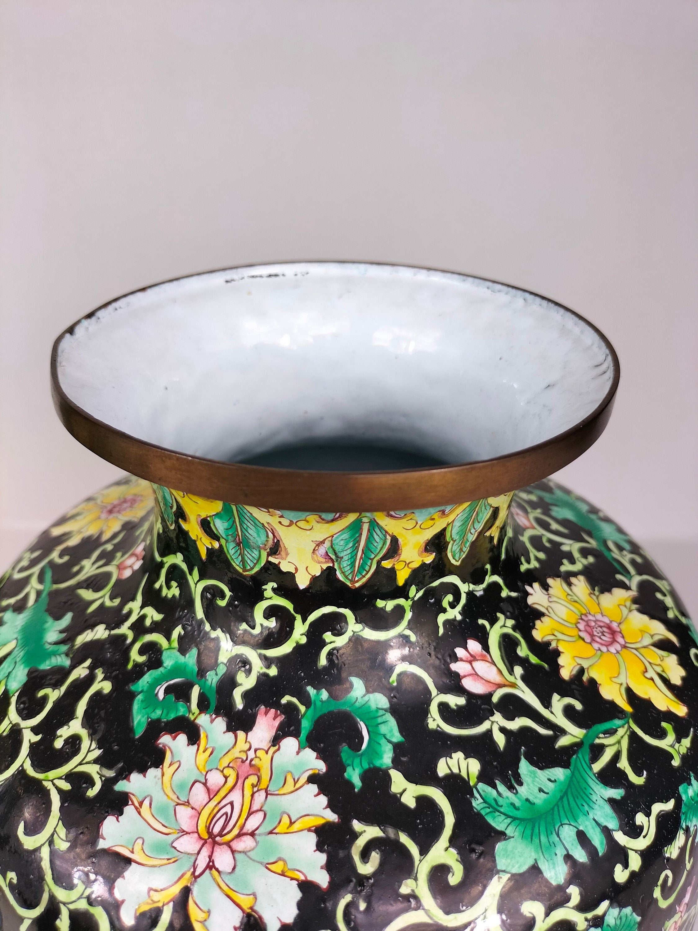 一对装饰有花鸟的大型中国花瓶// 广东珐琅- 20 世纪– Diddenantiques