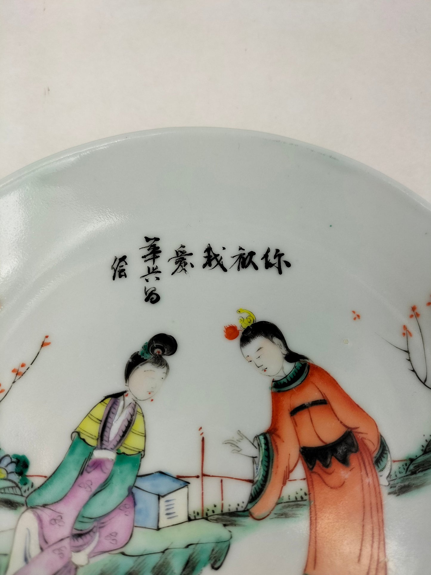 Assiette chinoise ancienne à décor d'une scène de jardin // Epoque République (1912-1949)