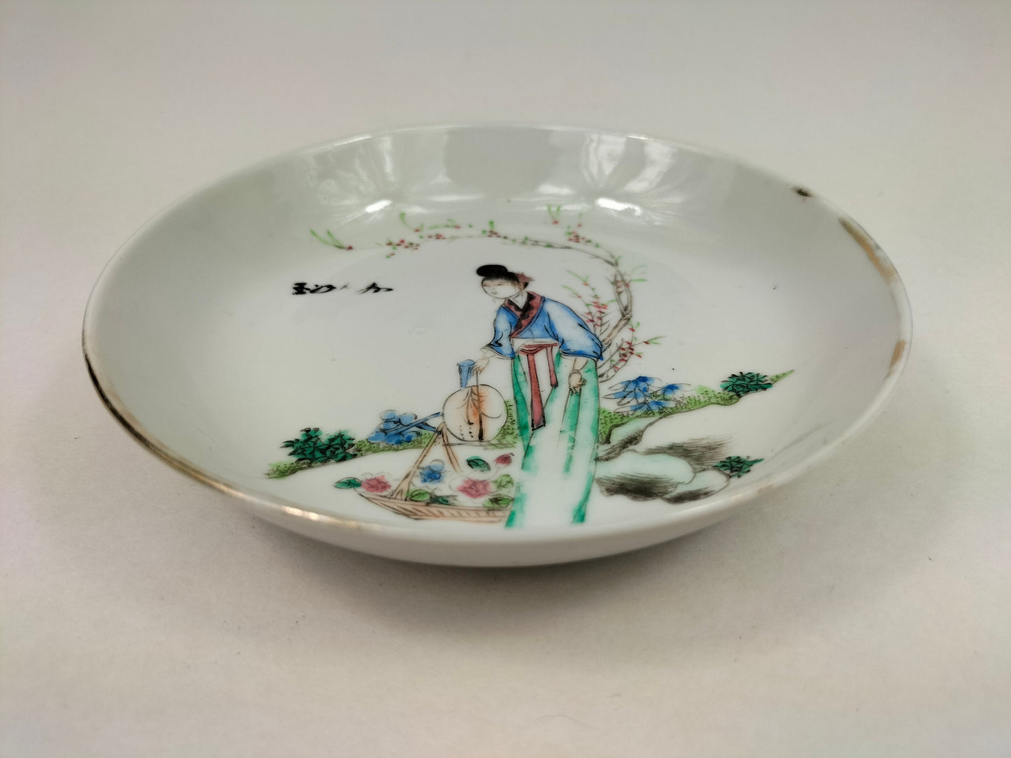 Antique Chinese plate decorated with a Chinese lady in a garden scene // Republic Period (1912-1949)