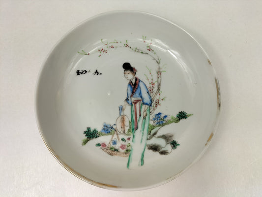 Assiette chinoise ancienne à décor d'une dame chinoise dans une scène de jardin // Période République (1912-1949)