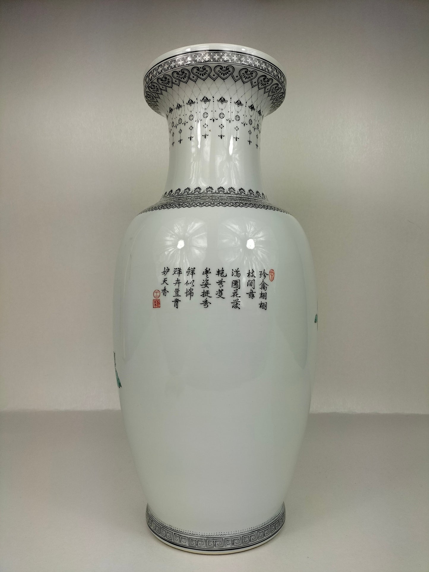 Vase en porcelaine de Chine famille rose à décor de paons et de fleurs // Jingdezhen - XXe siècle