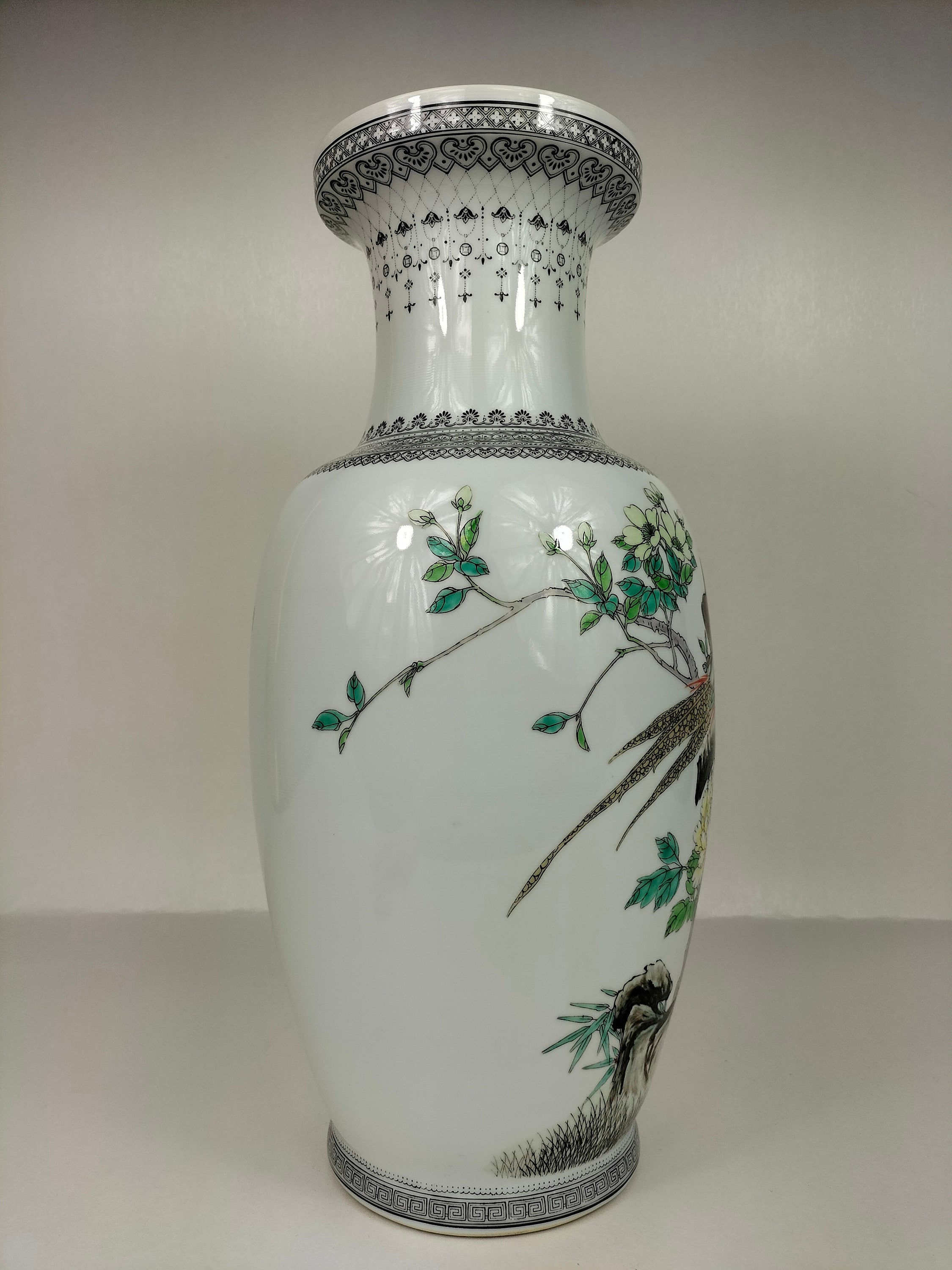 装饰有孔雀和鲜花的中国粉彩花瓶 // 景德镇 - 20 世纪