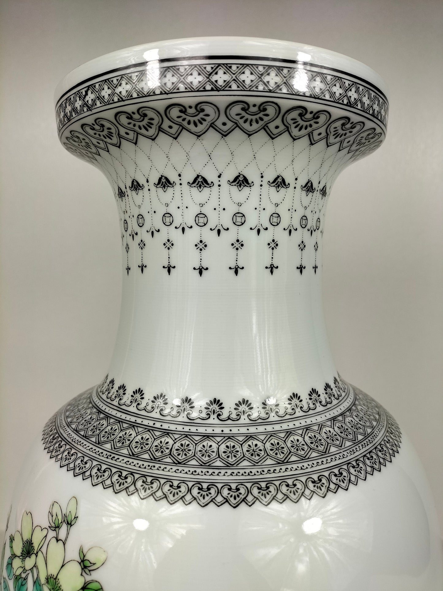 Chinese famille rose vase decorated with peacocks and flowers // Jingdezhen - 20th century