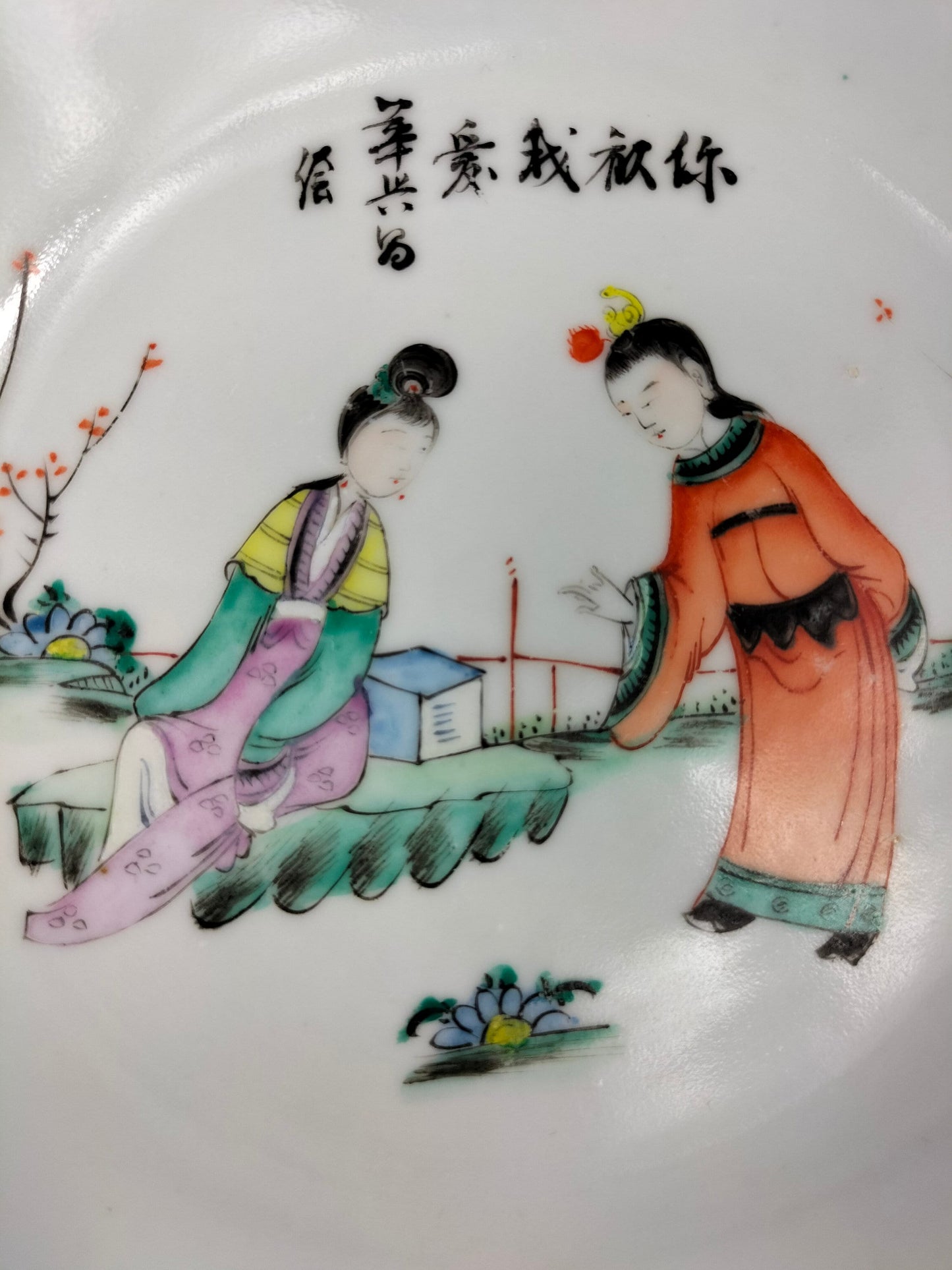 Antigo prato chinês decorado com cena de jardim // Período da República (1912-1949)