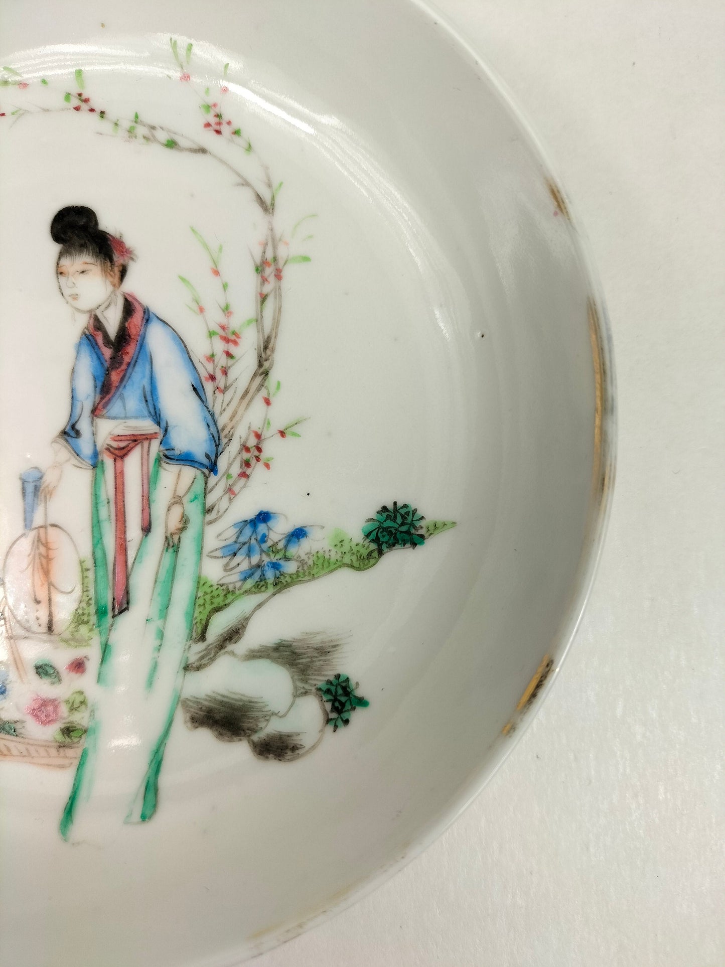 Antique Chinese plate decorated with a Chinese lady in a garden scene // Republic Period (1912-1949)