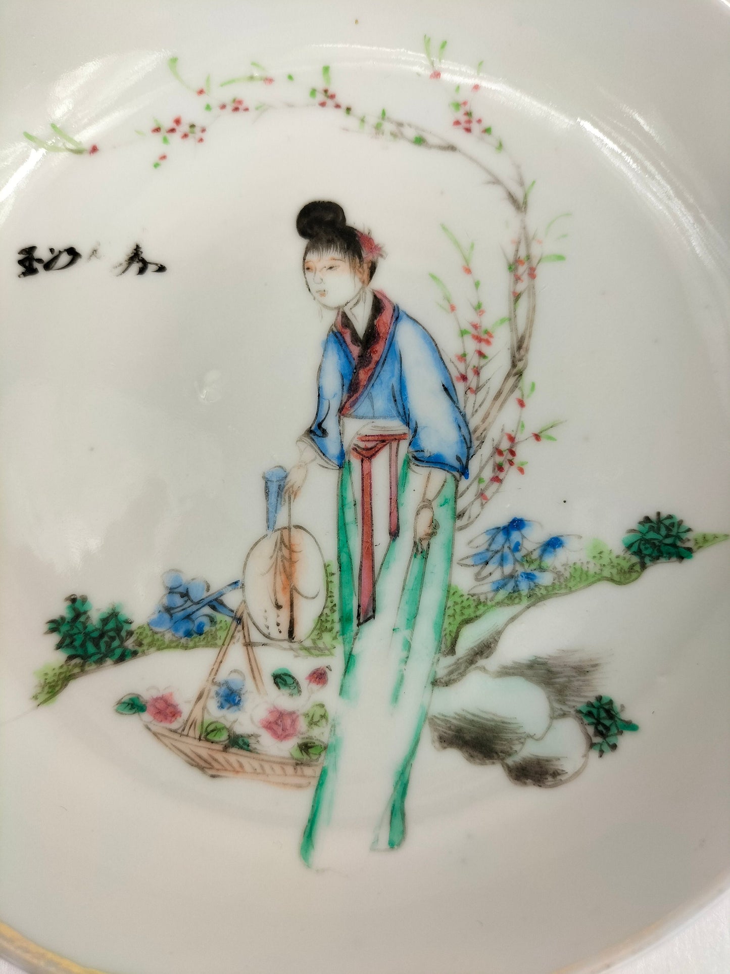 Đĩa cổ Trung Quốc được trang trí hình một người phụ nữ Trung Quốc trong khung cảnh vườn // Thời kỳ Cộng hòa (1912-1949)